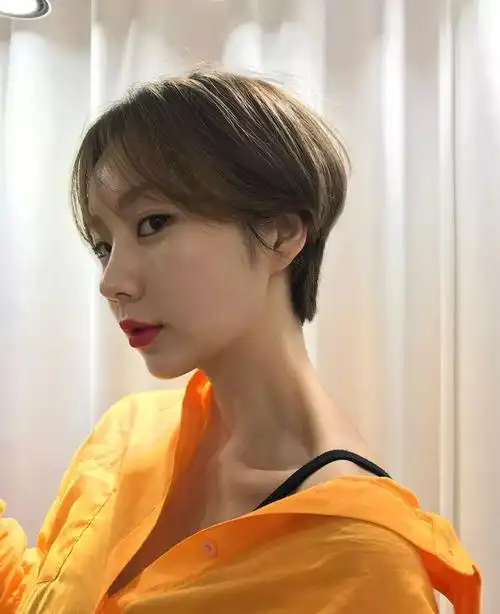 个性超短发发型女露耳