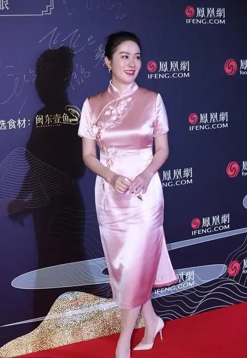 叶璇42岁还挺自信的v领花苞裙显身材不说还挺有艺术感的