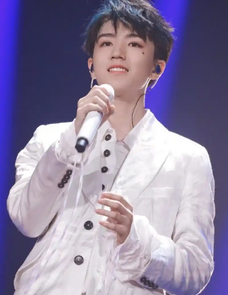 王俊凯19岁生日会和堂妹的合照