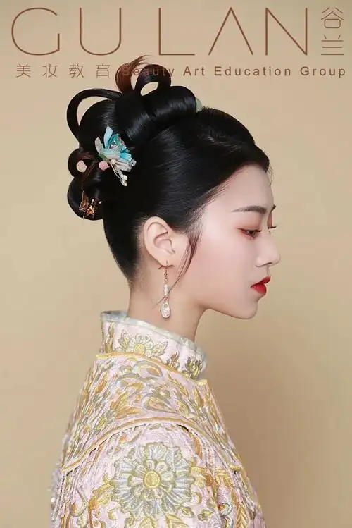 谷兰美妆教育频道的化妆造型作品《中式古典秀禾新娘造型》