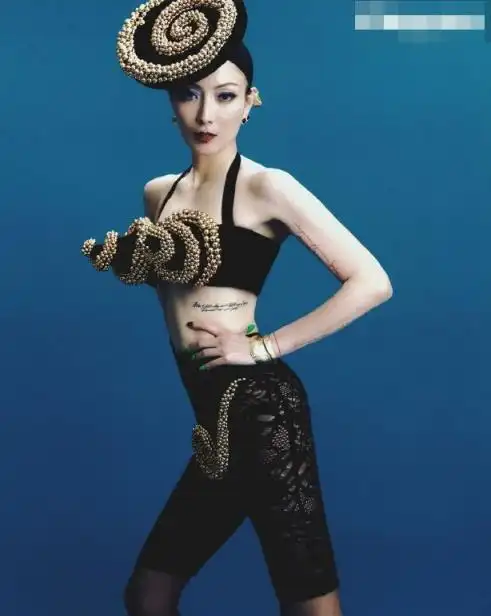 50岁郑秀文穿钢珠内衣拍照!全身练出发达肌肉,皮肤上刺一串纹身