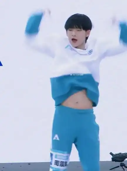 创造营:周震南粉丝语重心长,对周震南喇叭喊话:快点练腹肌