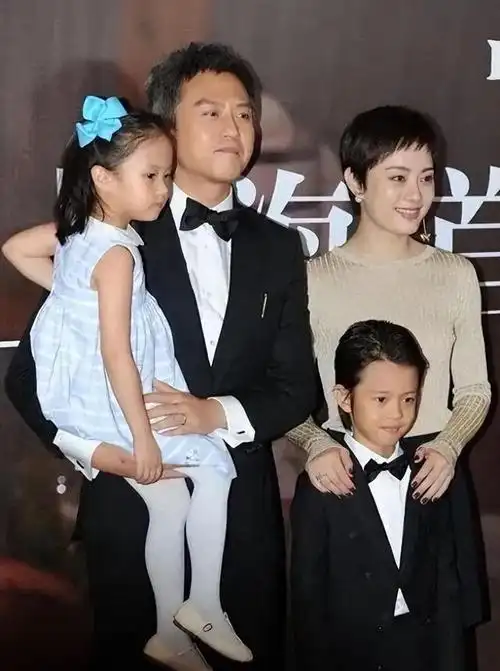 赵丽颖陪家人聚餐,与父母罕见同框,贴心照顾想想不撒手