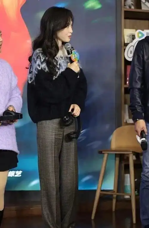 唐嫣身材好就是任性奶奶风毛衣搭阔腿裤不仅不矮更显大长腿