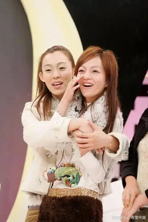 2011年张韶涵跟公司福茂唱片闹解约纠纷,恰值淡水吕过生日,范玮琪