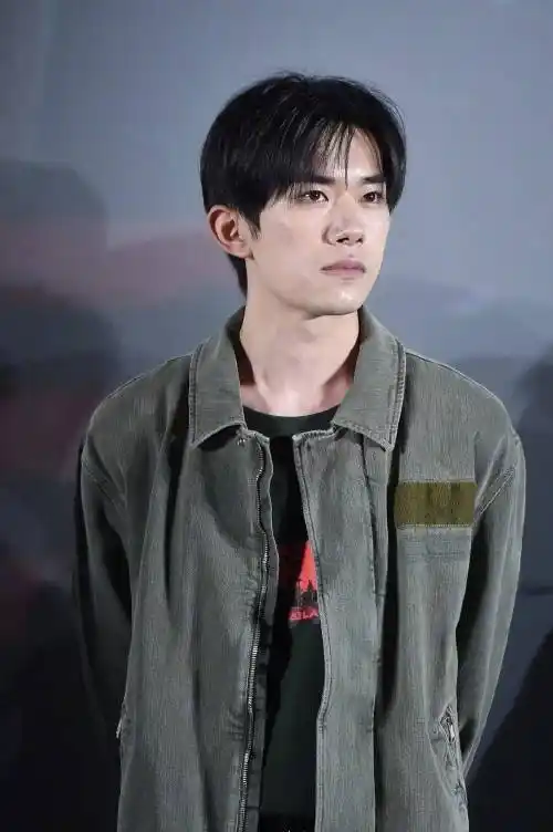 分享一波易烊千玺参加长津湖首映礼的生图军绿色外套的万里一脸正气