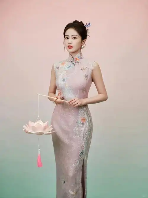 白鹿的旗袍造型展现了东方女性的温婉气质柔美的大家闺秀风