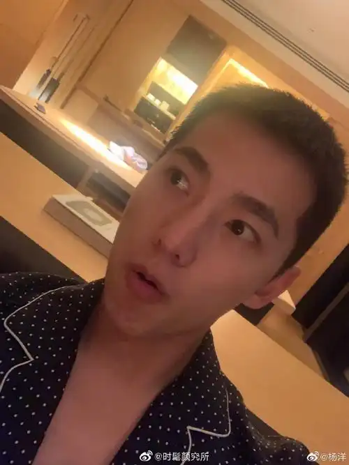 杨洋九宫格自拍福利,寸头 睡衣十分俊朗,. 来自时髦颜究所 - 微博