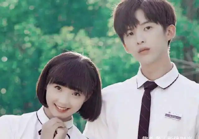 首先说的第一部剧就是由吕小雨和孙泽源等人主演的《时光与你都很甜》