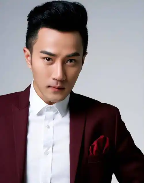 刘恺威低调回香港探亲,出席tvb艺训班聚会,满面红光全场最年轻_演艺