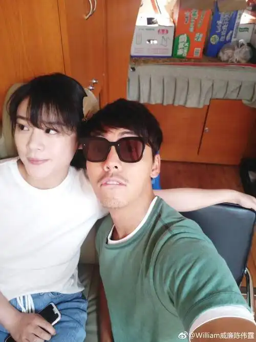 陈伟霆马思纯晒自拍 桌上的煮鸡蛋亮了