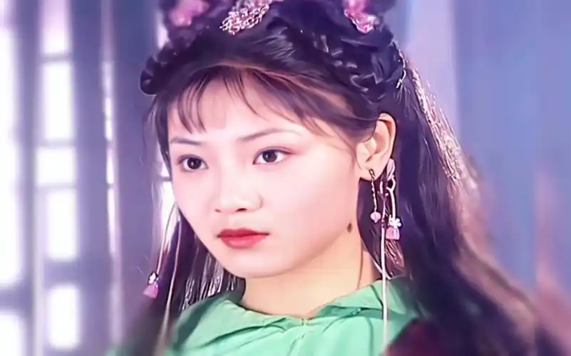 想不到吧,当年那个肉嘟嘟的侍剑姐姐竟然是"小姨妈"邓家佳!