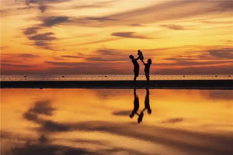 作品:希望作者:董姬斐作品简介晨起拍日出,遇到一家三口,摁下快门