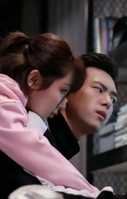 韩商言佟年早上五点半排队领证,当街坊面抱起她_杨紫李_李现_亲爱的