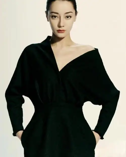 好好看,优雅77摩登完全适配迪丽热巴的年龄,既不老气又没有装嫩,很