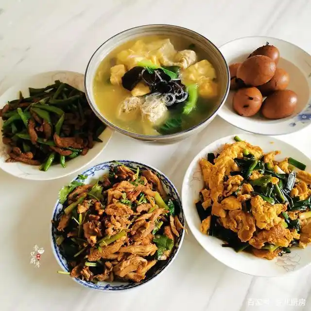 在家我和我们共进午餐,心里突然觉得很开心,难得一家三口坐在一起吃饭