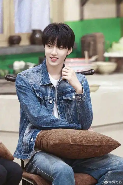 9.宋妍霏战损妆,增添男性荷尔蒙?8.陈宥维红衣红发,增添性张力?7.