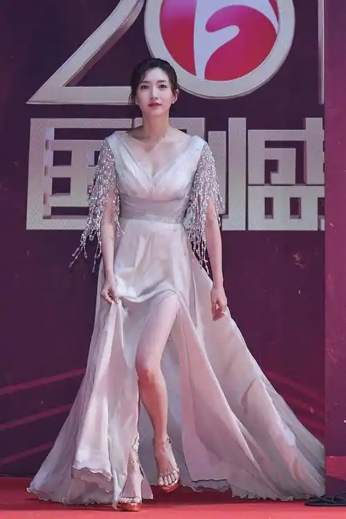 原创江疏影自带光环走红毯穿深v领高开叉连衣裙亮相气质惊艳