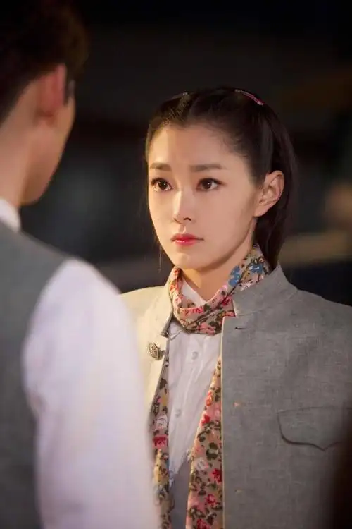 张翰《传奇大亨》首播引热议,宋轶饰清纯女裁缝被称国民初恋!