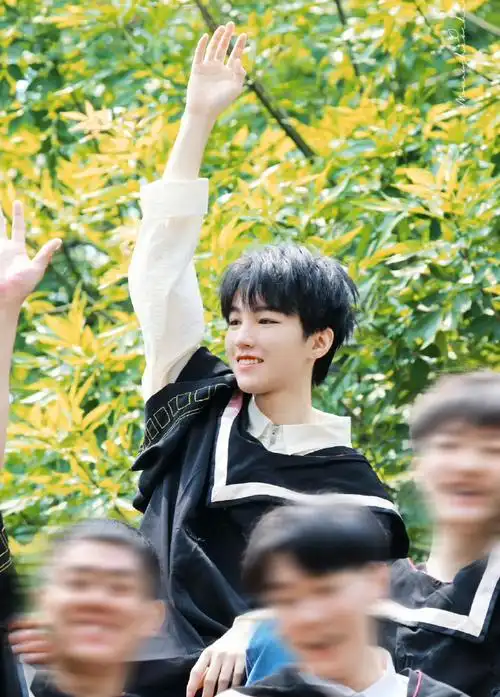 王俊凯的高中毕业照