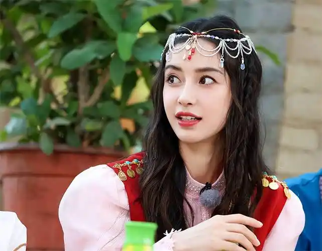 7月29日周五的同一天,angelababy的另一档综艺节目《奔跑吧》同时播出