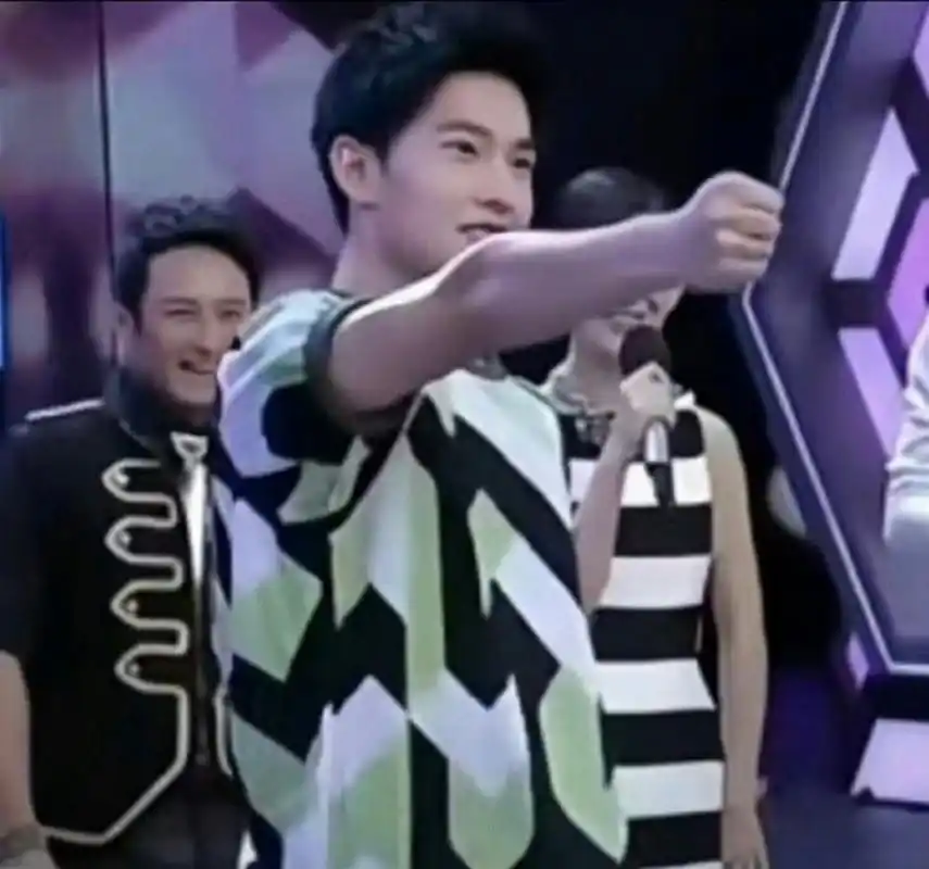 杨洋这几张油腻吐舌头的图还有点可爱是怎么回事.