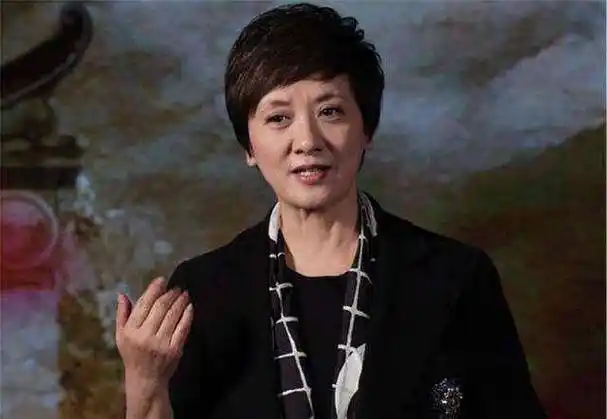 1988年,被张国立分手的"糟糠之妻"罗秀春,现在过得如何_张默_邓婕