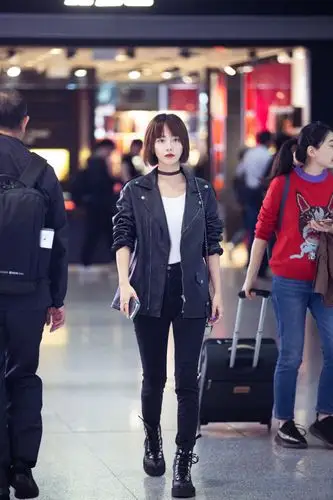 张嘉倪把腿细的优势穿出来了一条紧身牛仔裤时髦又抢镜