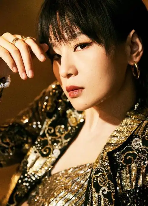 周笔畅红毯造型写真释出鎏金套装复古时尚