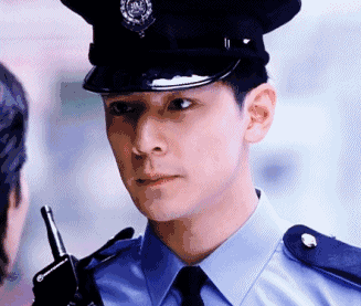 "17年前的一部港片《美少年之恋》,初出茅庐的吴彦祖,身穿警察制服,站