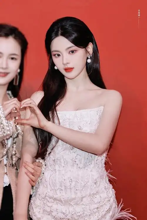 杨超越钉珠蕾丝裙##杨超越上海时装周