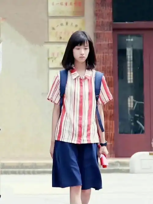 看着这张照片,陈都灵的眼睛真的是那么的明亮,让人心驰神往.