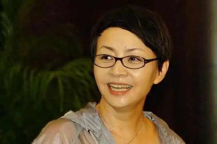 回顾62岁宋丹丹近照头发稀疏唇色苍白与当初的白云不一样了