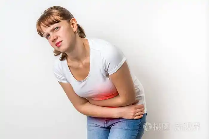 女人与月经痛抱着肚子痛照片-正版商用图片0fymyv-摄图新视界