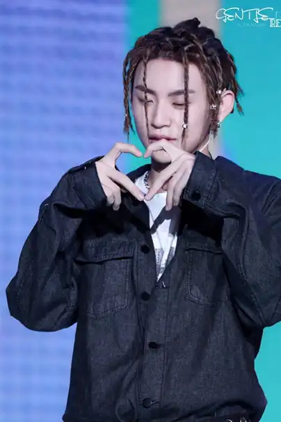 原创百分九挑战花式比心林彦俊太有创意范丞丞用力过猛坤坤可爱