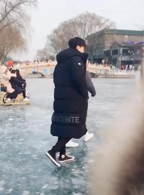 有一种作秀叫邓伦冰上走,脚上鞋子亮了:唯一买的起的明星同款!