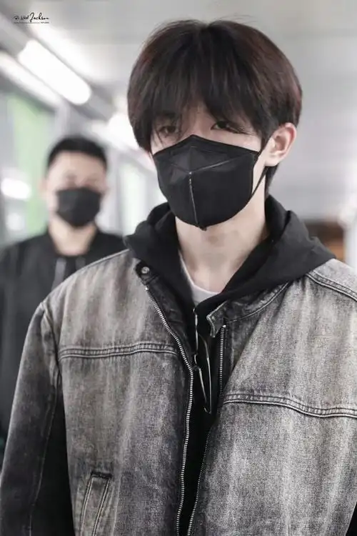 易烊千玺机场图#  易烊千玺重庆出发路透9615  牛仔外套搭配黑色