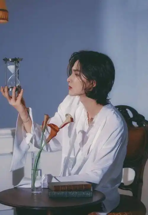 朱正廷长发造型大片穿白色衬衫展现中世纪贵族的气质