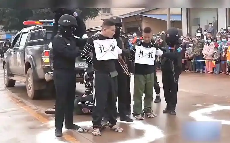 佤邦公审大会现场,三名死刑犯被当成判决,数千群众为此叫好