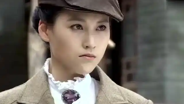 飞哥大英雄:邢亚萍假意给窦小凡送文件,近身就是几枪,太敢了!