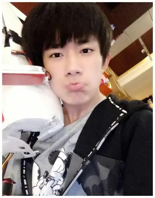 易烊千玺嘟嘴照合集来袭,这是哪家小可爱?