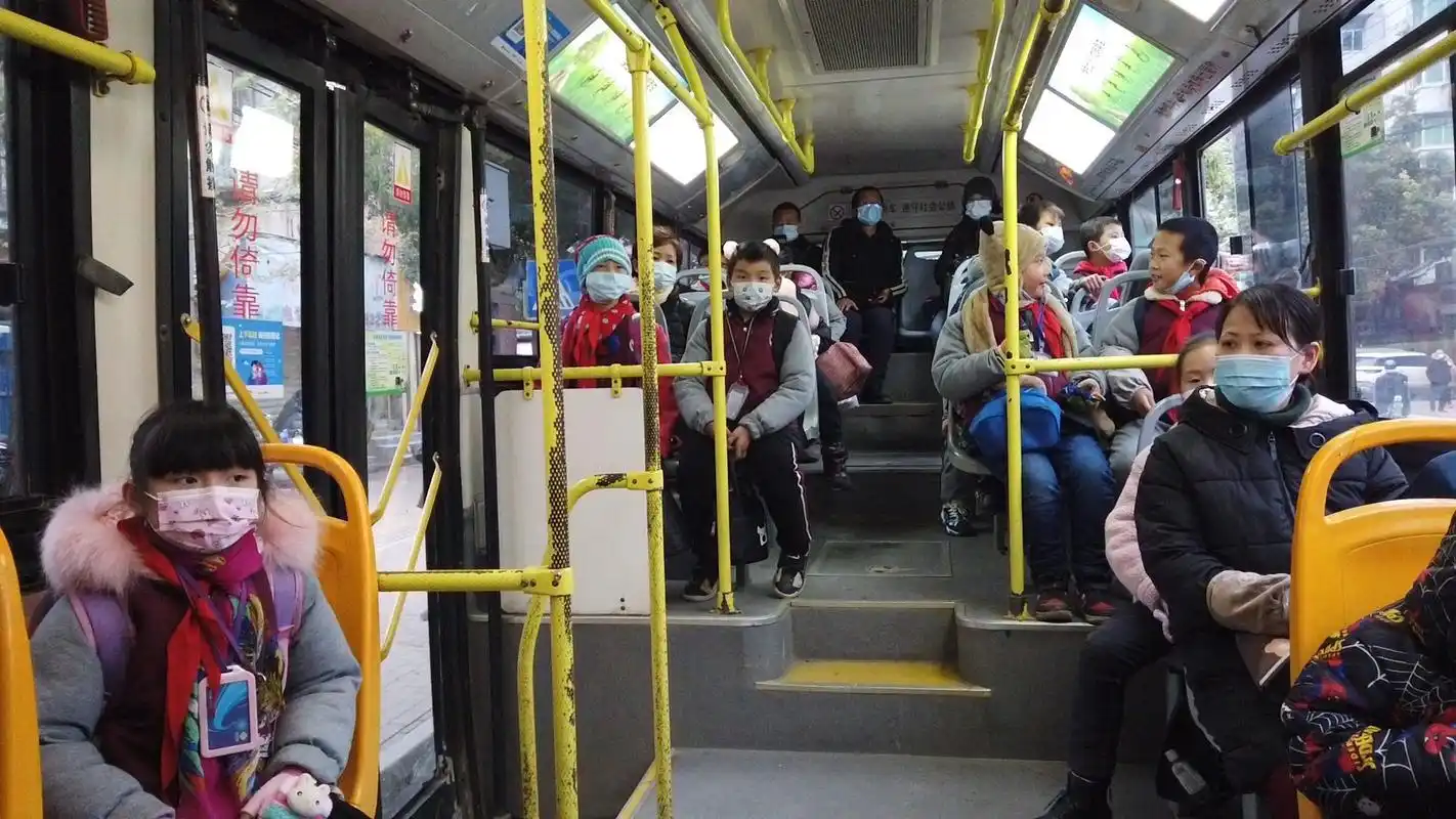 26名司机把公交车开成校巴