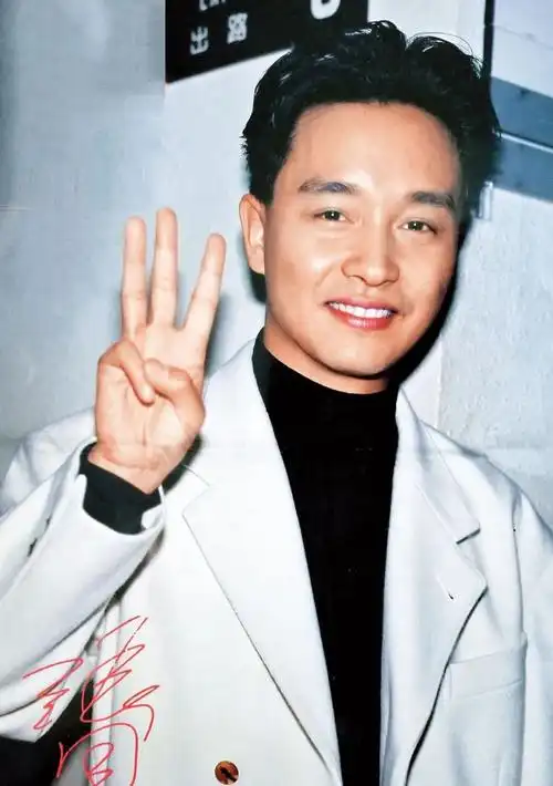 1989年 纯影集再版1988年哥哥推出写真集《张国荣纯影集》,发型已完本