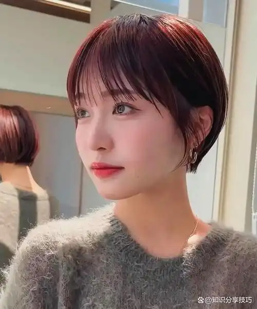 在寒冷的冬天,一款甜美的短发发型不仅可以增添你的俏皮可爱气质,还能