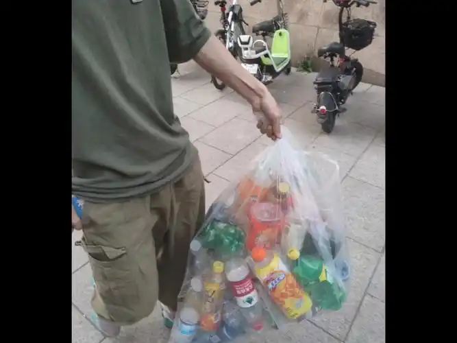 捡瓶子!发家致富,少走弯路.