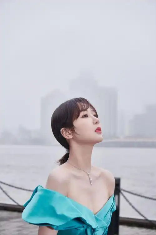 杨紫最新造型蓝绿抹胸礼服显优美肩颈线,宛如精灵 明星搭配 第2张