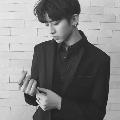 伤感男生黑白头像一个人难过 硬撑是我的天赋