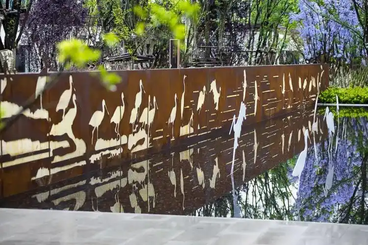 的调和与映照,以卡其,深棕,草绿,墨绿为主色调的定制软装户外家具系列