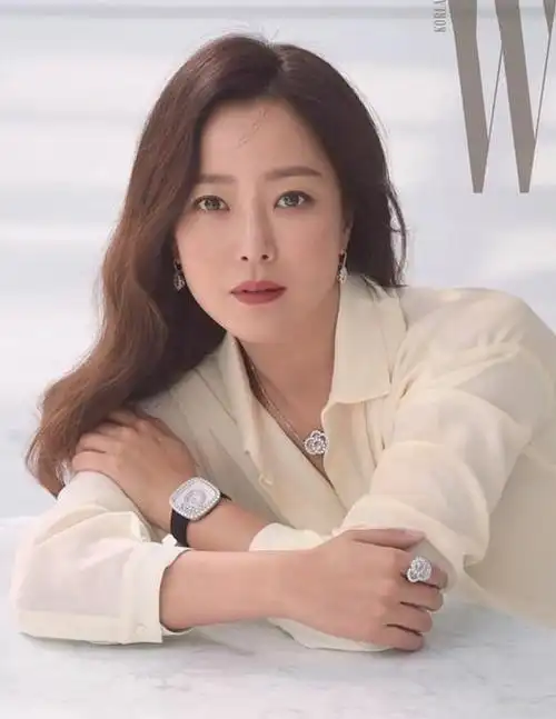 金喜善金喜善1977年6月11日出生于韩国首尔,演员,模特.