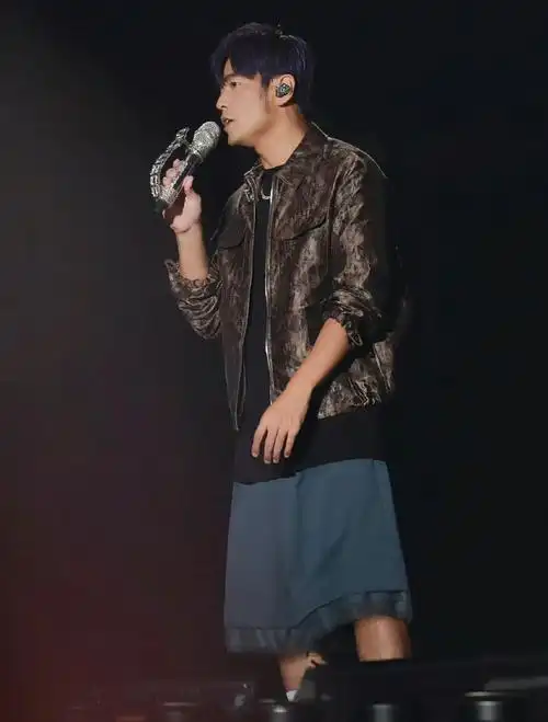 周杰伦超话你转身向背,侧脸还是很美#周杰伦演唱会